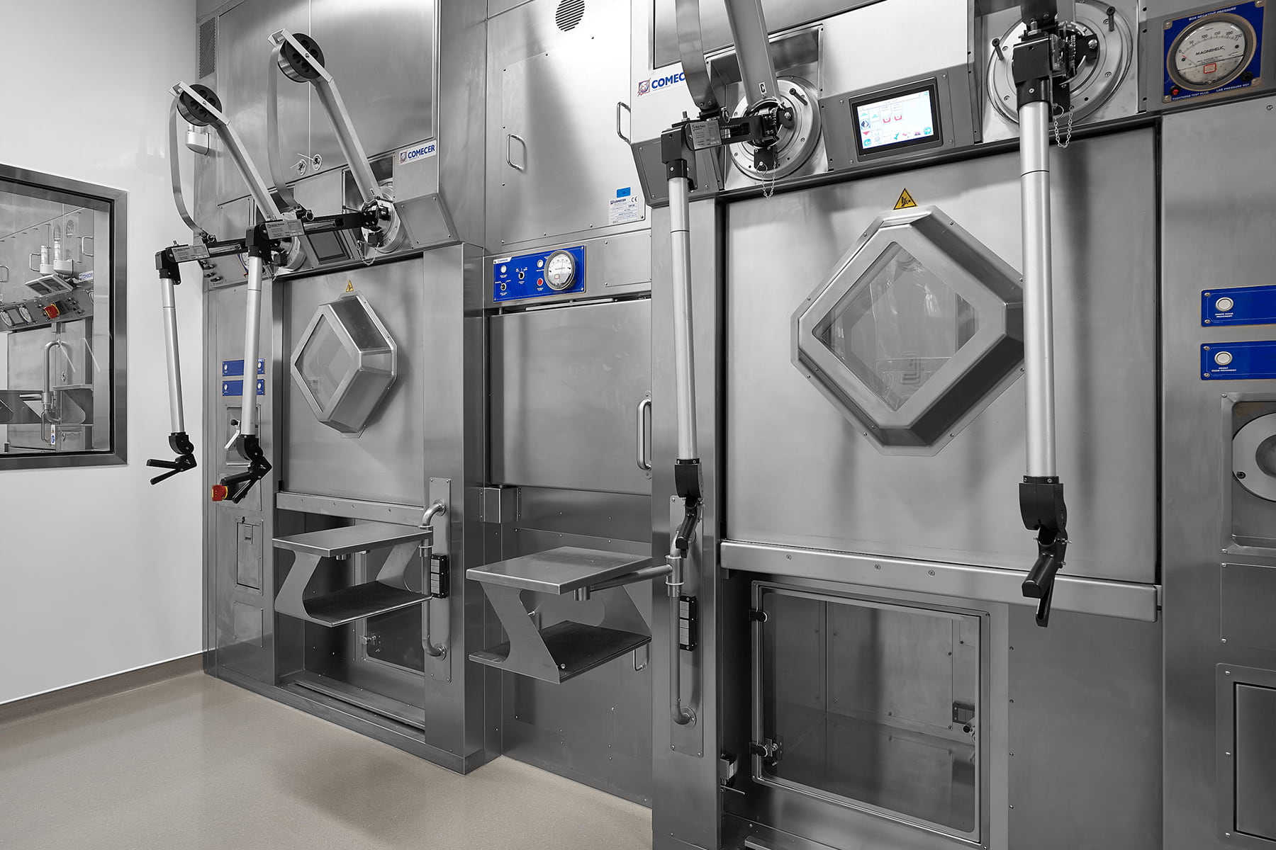 Arcoplast. Acryloyl walls and ceiling sytem in laboratory, with mechanised controllers