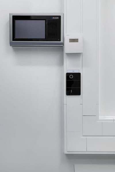 Arcoplast. Acryloyl wall ceiling paneling system with truncking system for electrical and computer conections, in a PC3, PC-3, BSL3, BSL-3, BSL 3
